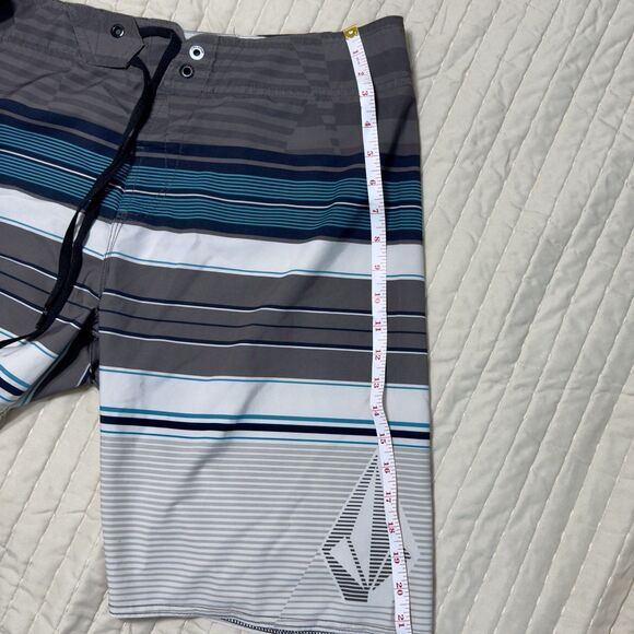 Volcom Men’s Board Shorts. No Tag. I Measured 36 Inches Inside The Waistband. - Picture 5 of 7